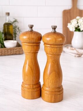 Classic Wooden Salt and Pepper Mills - Honey Brown